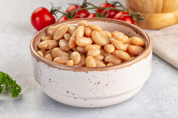 Canned white beans in the bowl