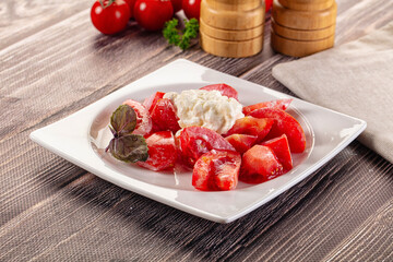 Salad with stracciatella and tomato