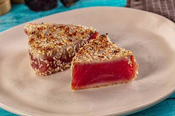 Tuna tataki with sesame seeds