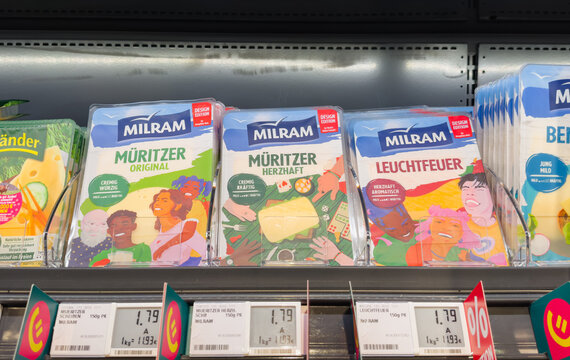 N&uuml;rnberg, Deutschland - 21.08.2025: Milram bunte K&auml;se-Verpackung mit People of Color Diversity-Motiven Ausl&ouml;ser f&uuml;r Shitstorm, Hate Speech und Boykott auf Social, Menschen verschiedener Hautfarben