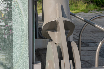 Steel structural constraints: modern solutions for support and stability in construction. A focus on technical and architectural details that emphasize the resilience of the structure. web news.