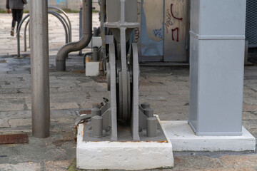 Steel structural constraints: modern solutions for support and stability in construction. A focus on technical and architectural details that emphasize the resilience of the structure. web news.