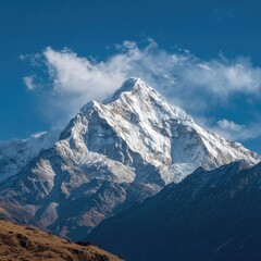 Obraz premium Snowy mountain peak under vibrant blue sky