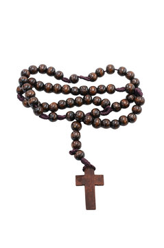 rosario con grani in legno e croce isolato su sfondo bianco o trasparente