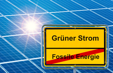 Ein Ortsschild mit der Aufschrift Fossile Energie und Grüner Strom steht vor einer solaren...