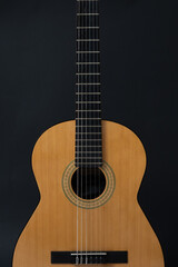 Fotografia produktowa - hiszpańska gitara na czarnym tle