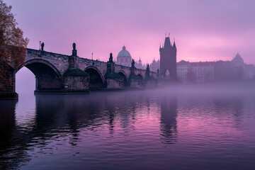 Fototapeta premium mystical morning fog envelops historic charles bridge in prague creating ethereal atmosphere