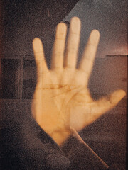persona detras del cristal fotografia artistica cinematica