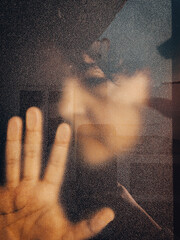 persona detras del cristal fotografia artistica cinematica