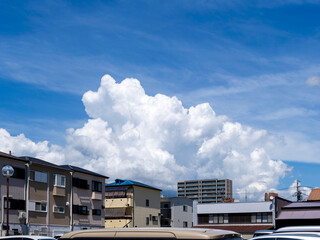 Fototapeta premium 巨大な積乱雲と住宅街の風景