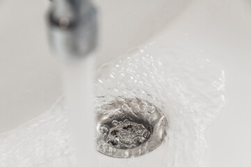 Abfluss im Badezimmer ist frei von Schmutz