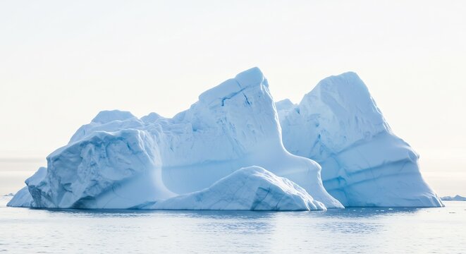 Iceberg bleut� immense flotte paisiblement lumi�re douce matinale. AI Generated