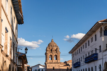 Blick auf den Kirchturm der Iglesia de la Compañía de Jesús in Cusco, eingerahmt von kolonialen...