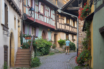 Eguisheim est l’un des plus beaux et typiques villages d’Alsace dans le Haut Rhin en France avec ses maisons à colombages, son tour de ville le long des remparts