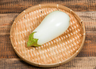 白茄子、ザルに乗ったしろ茄子、白い品種