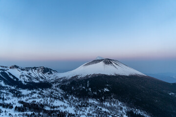 Fototapeta premium 残雪期の黒斑山の夕暮れ