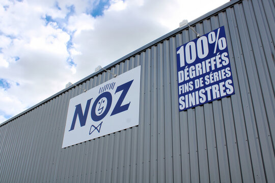 NOZ, logo sur un magasin, Cha&icirc;ne fran&ccedil;aise de magasins de d&eacute;stockage