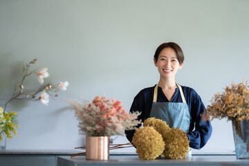  花に囲まれて暮らす女性