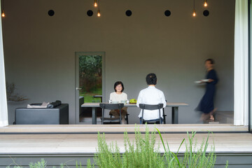 モダンなリビングダイニングで食事をする家族