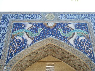 ナディール・ディヴァンベキ・メドレセに描かれた鳳凰（ウズベキスタン：ブハラ）