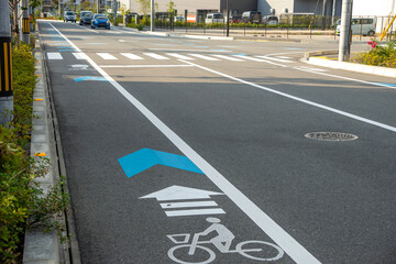 路肩に描かれた自転車ナビライン