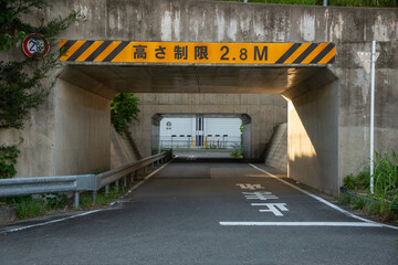 高さ制限2.8mの高速道路下のアンダーパス