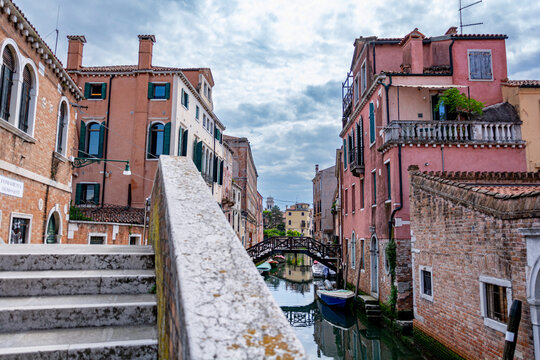 old bridges and houses in venice italy - Powered by Adobe
