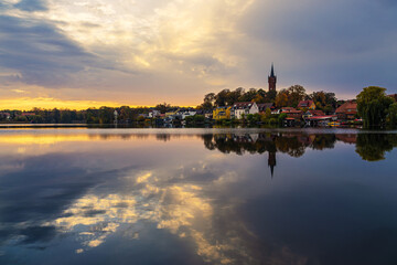 Blick über den Haussee auf die Stadt Feldberg