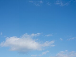 Fototapeta premium Serene Blue Sky with Gentle Clouds, a Peaceful and Relaxing Scene of Nature.