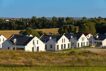 Obraz premium View of newly built modern suburban houses in a quiet residential area.