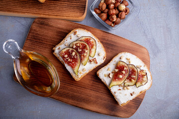 sandwich with figs and honey