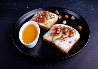 sandwich with figs and honey