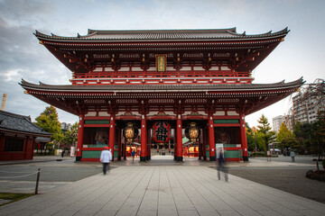 Obraz premium Sensō-ji Temple gate and red lantern at sunrise