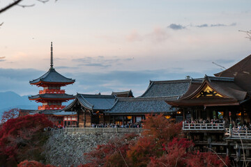 Naklejka premium Red pagoda tower at Kyoto’s historic Kiyomizu-dera