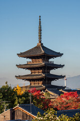 Naklejka premium Scenic dawn view of Yasaka Pagoda in Kyoto