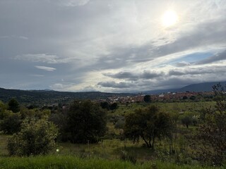 Paisaje rural con nubes y naturaleza