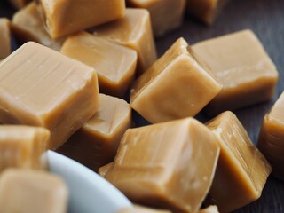 사각 모양의 달콤한 카라멜, 간식