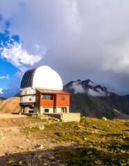 Obraz premium Mountaintop observatory under dramatic sky