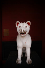 板橋不動尊　茨城　山門の白犬