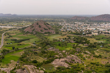 Obraz premium A mountain range is visible in the distance