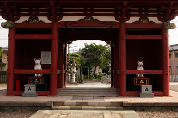 板橋不動尊　山門の白犬