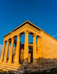 Obraz premium Ancient temple bathed in golden sunlight