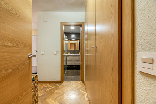 Foyer with frameless side niches, painted the same color as the walls, for storing clutter-free objects"