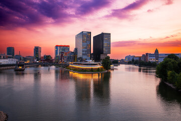 Düsseldorf Medienhafen nach Sonnenuntergang