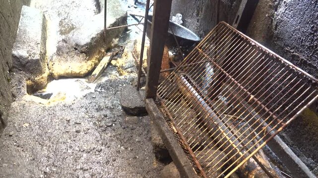 The meager utensils of Indonesian cuisine of poverty and the dominance of rats