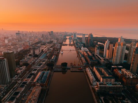 Puerto Madero y sus diques en un atardecer de la ciudad de buenos aires