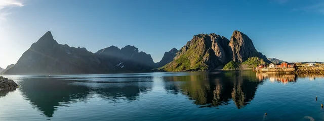 Keuken achterwand Lofoten Sakrisøy, il villaggio di pescatori adagiato su di una piccola isola situata ai piedi di Olstind, una delle montagne più iconiche delle Lofoten  © alessandrogiam