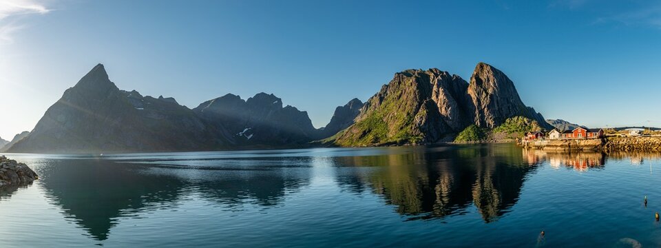 Sakris&oslash;y, il villaggio di pescatori adagiato su di una piccola isola situata ai piedi di Olstind, una delle montagne pi&ugrave; iconiche delle Lofoten