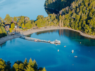 Villa La Angostura en la patagonia y una vista hermosa de la peninsula quetrihue y la bahia brava