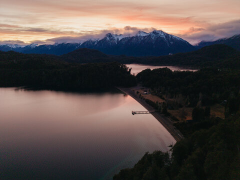 Lago Espejo vista aere en su amanecer toma de drone dji air 3s